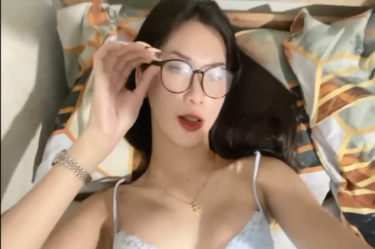 Nàng xinh vú to làm con cu anh cứng ngắc